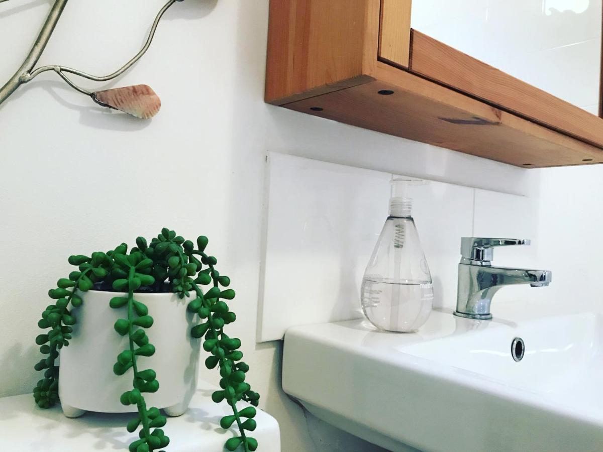 Clarabel'S Guest House- The Nook Wombourn エクステリア 写真